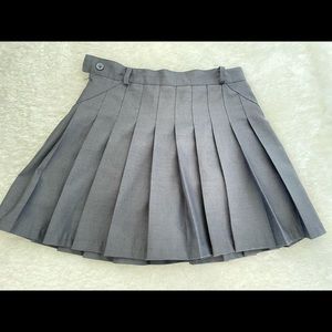 pleated skirt